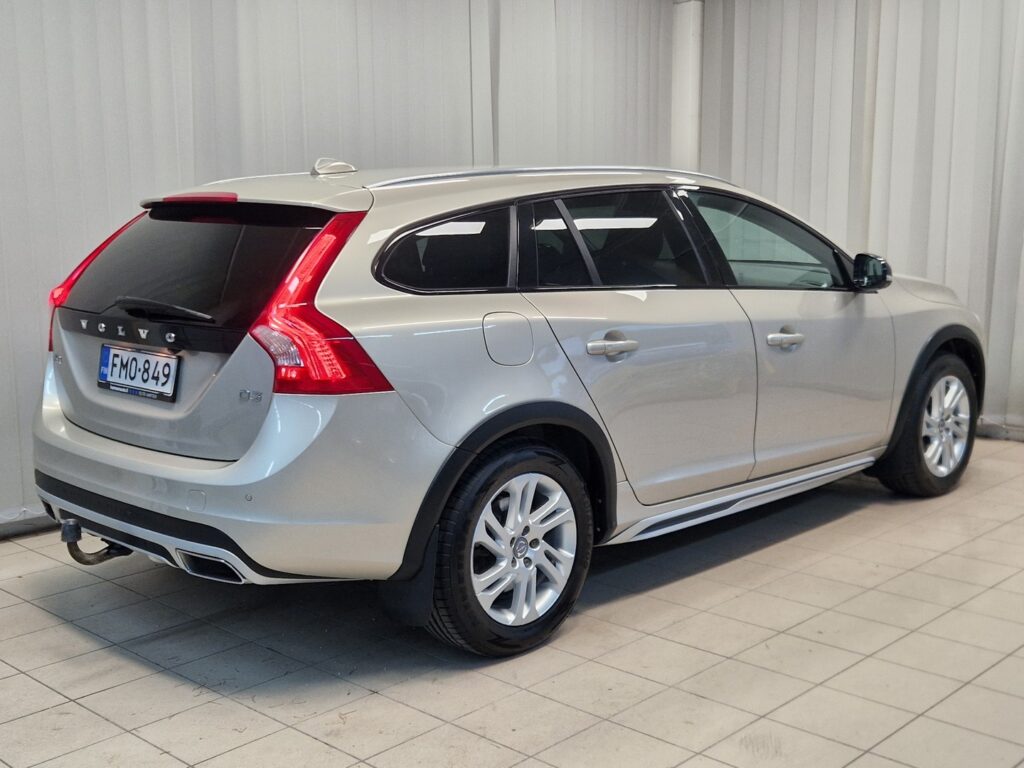 Volvo V60 Cross Country, image 2