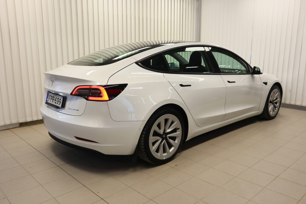 Tesla Model 3, image 4